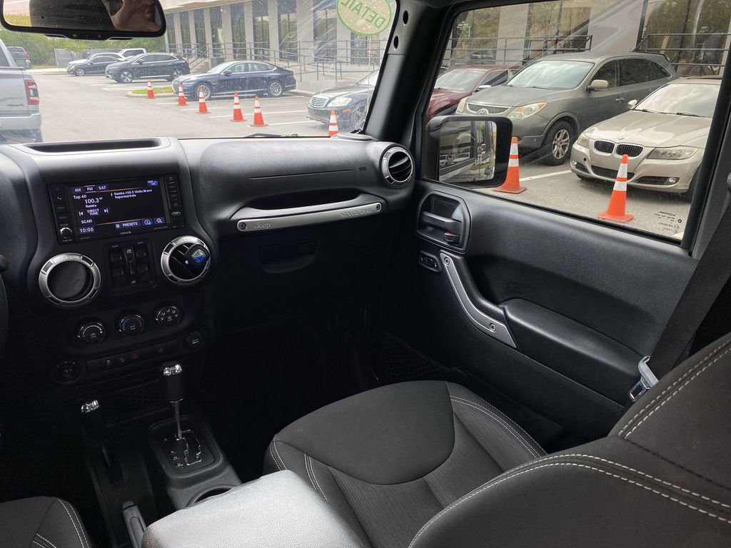 Used 2018 Jeep Wrangler Unlimited Sahara AWD/4WD image 4