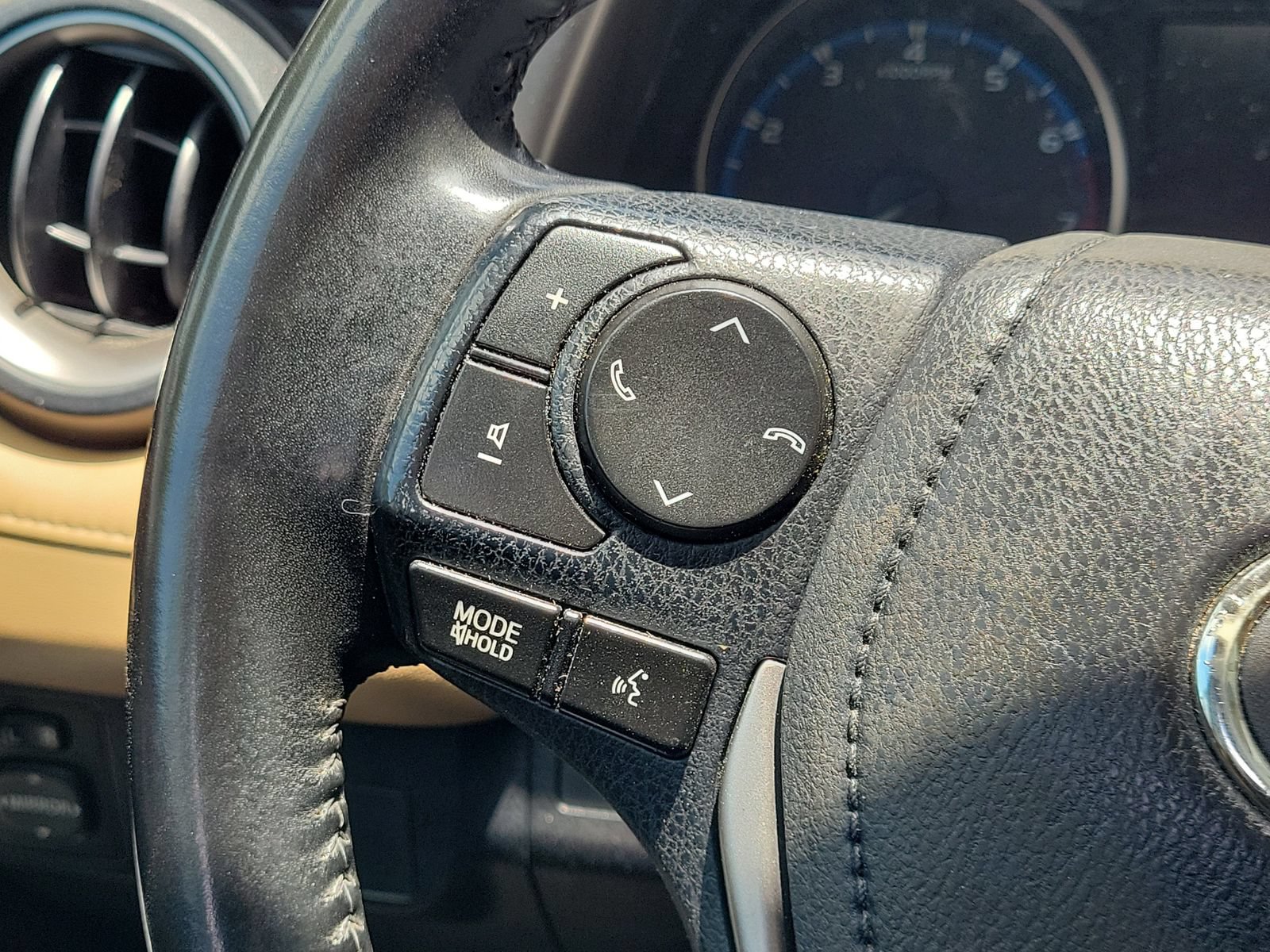 Used 2018 Toyota RAV4 XLE FWD image 16