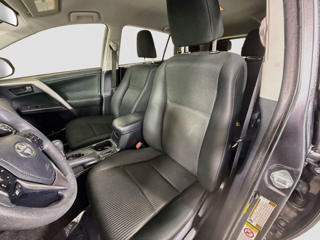Used 2018 Toyota RAV4 LE FWD image 20