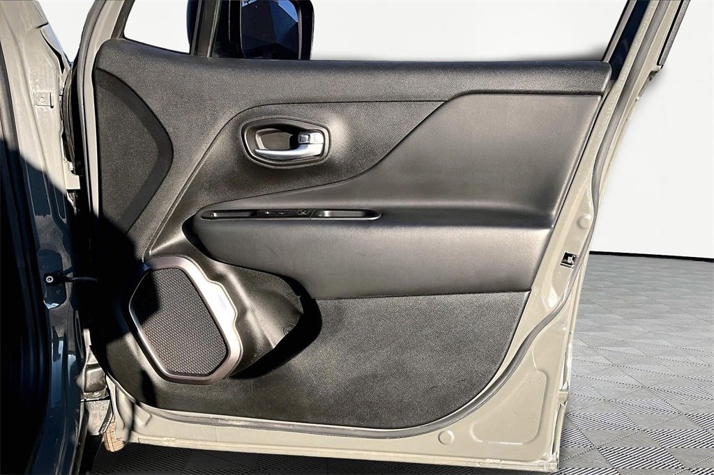 Used 2022 Jeep Renegade Latitude image 24