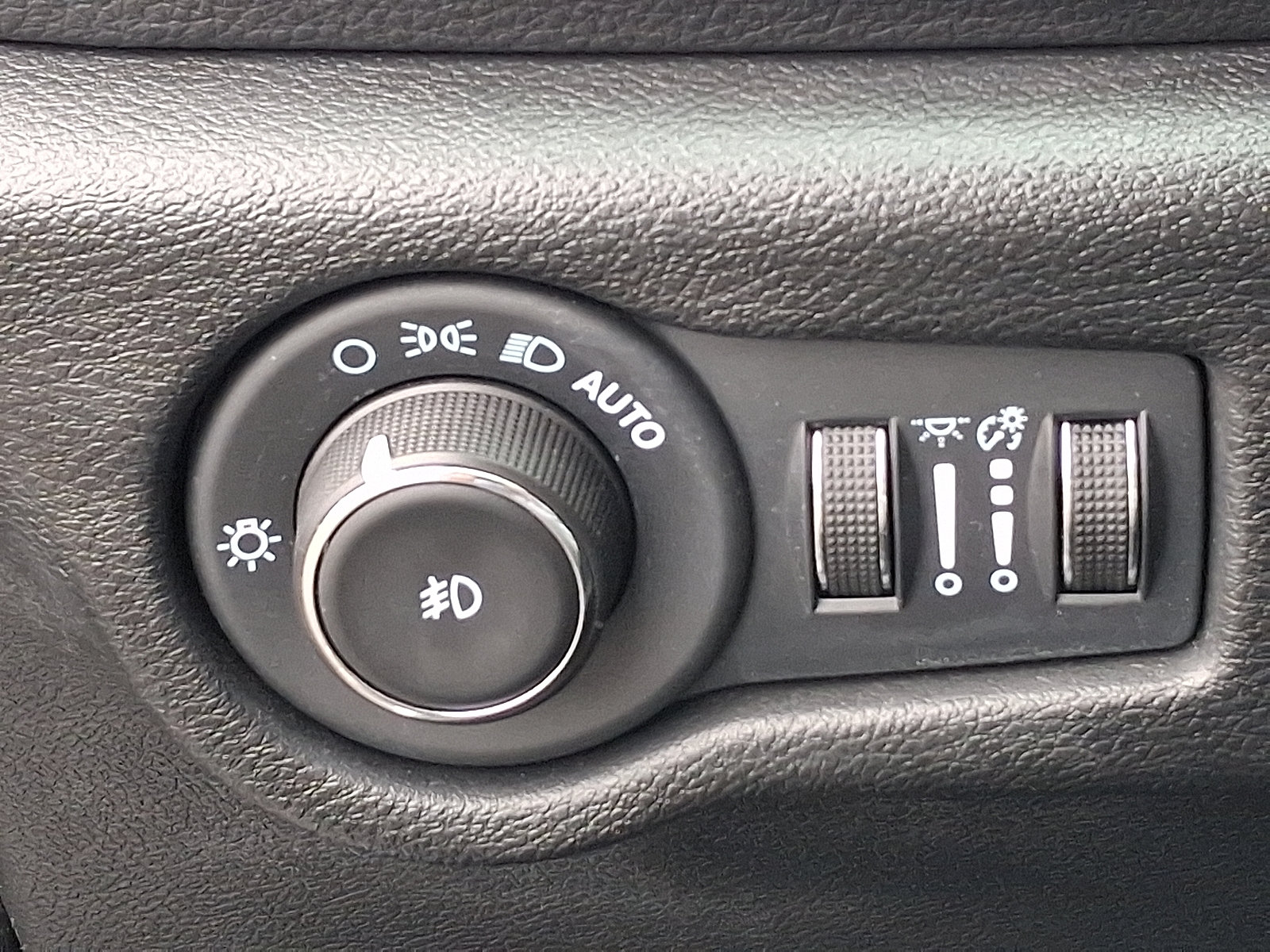Used 2024 Chrysler Pacifica Limited FWD image 25