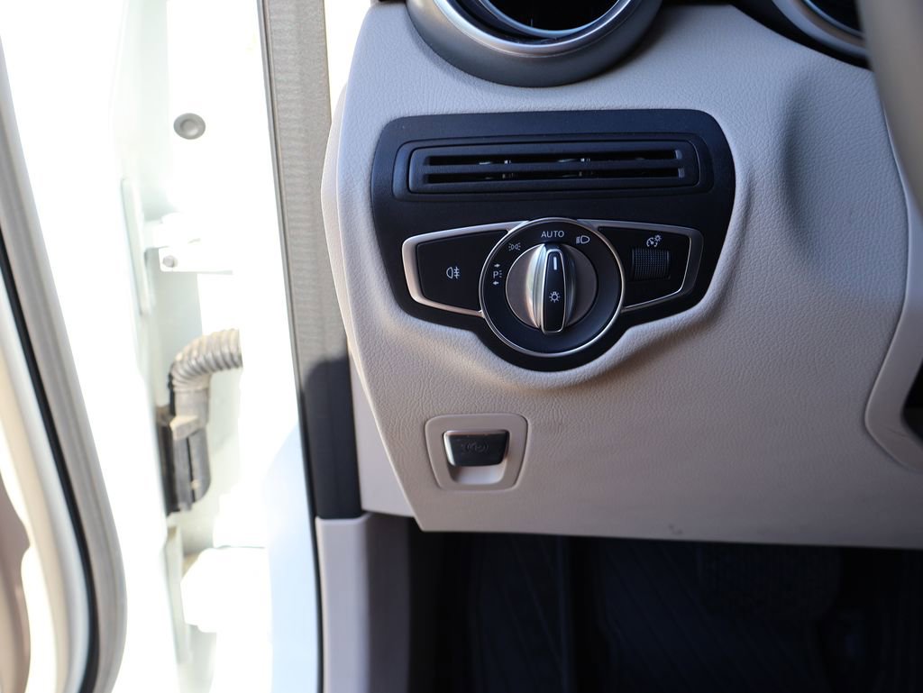 Used 2020 Mercedes-Benz GLC 300 4MATIC Coupe image 38