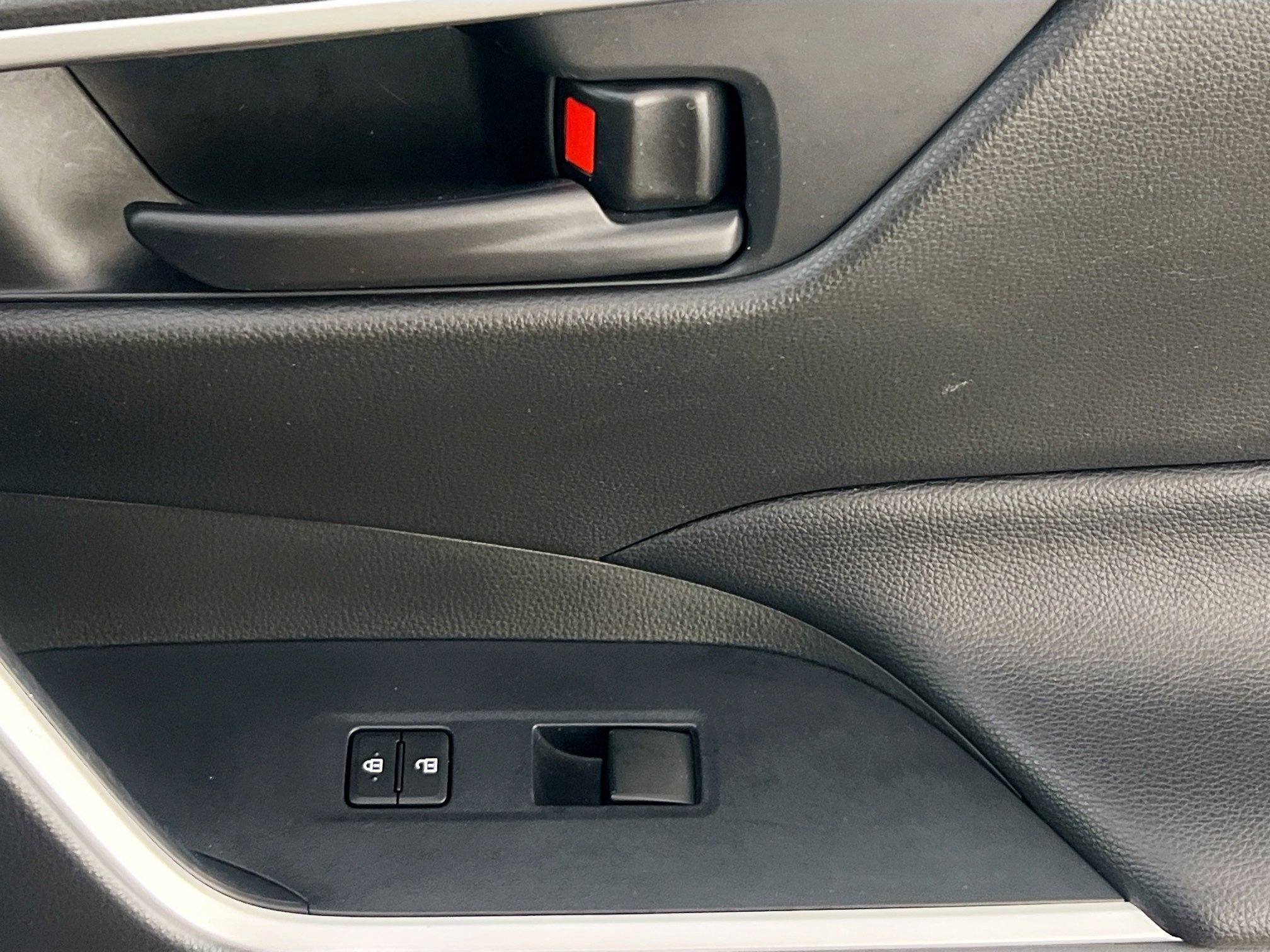 Used 2020 Toyota RAV4 LE image 31