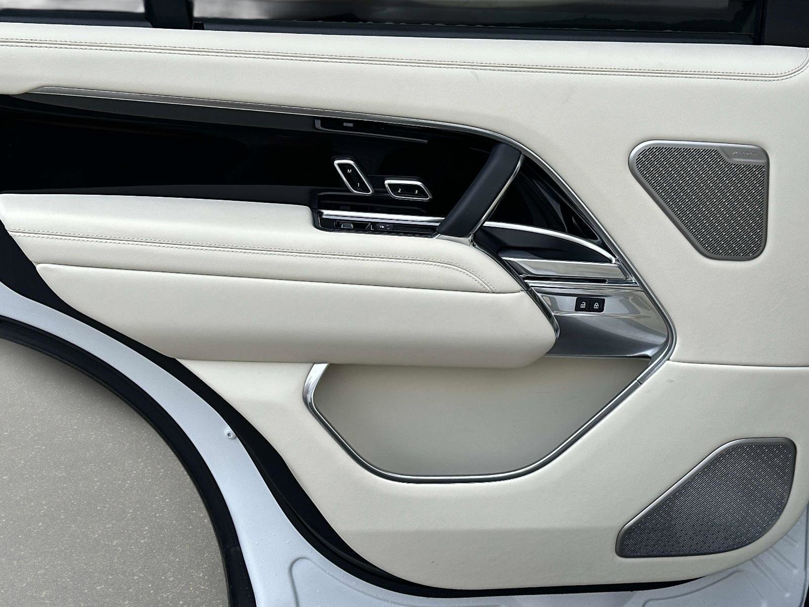 Used 2025 Land Rover Range Rover Long Wheelbase Autobiography image 11