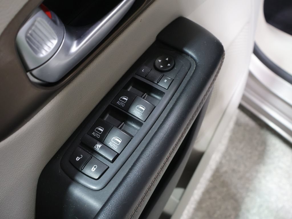 Used 2017 Chrysler Pacifica Touring-L Plus w/ Tire & Wheel Group FWD image 14