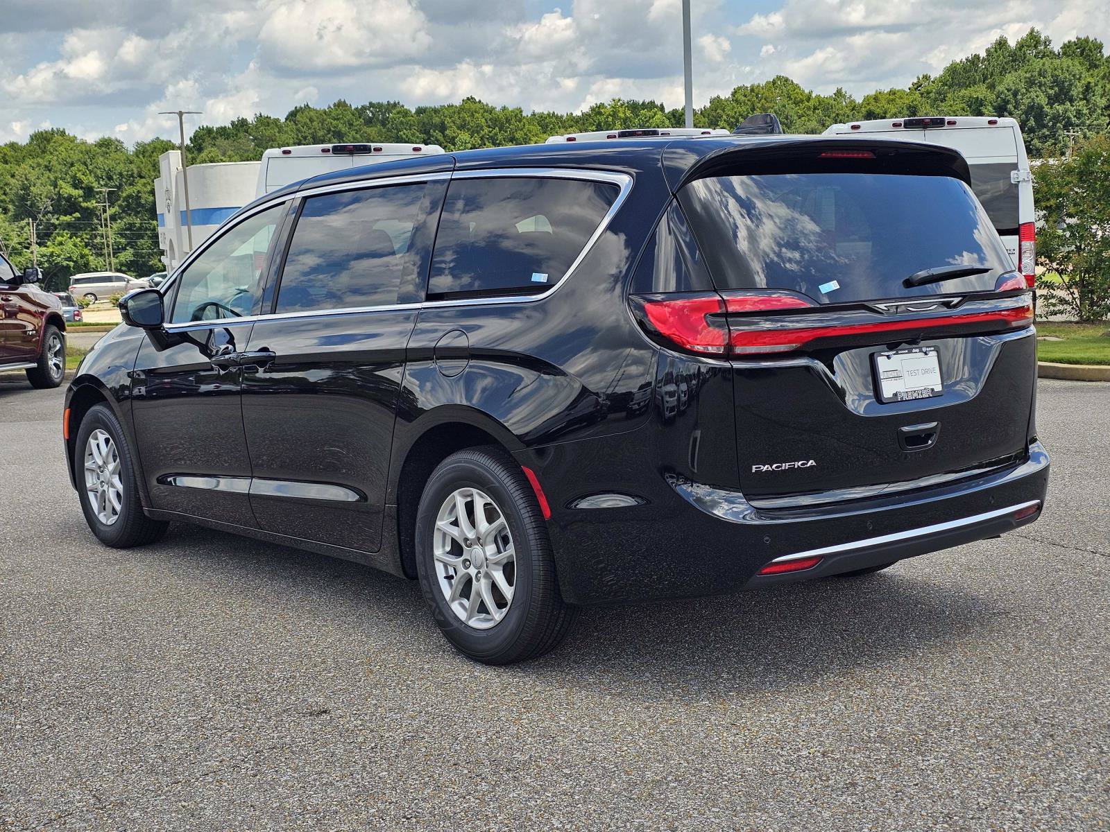 New 2027 Chrysler Pacifica Select FWD image 12