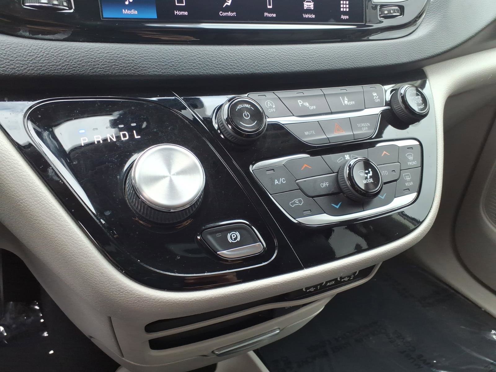 Used 2022 Chrysler Pacifica Touring-L image 18