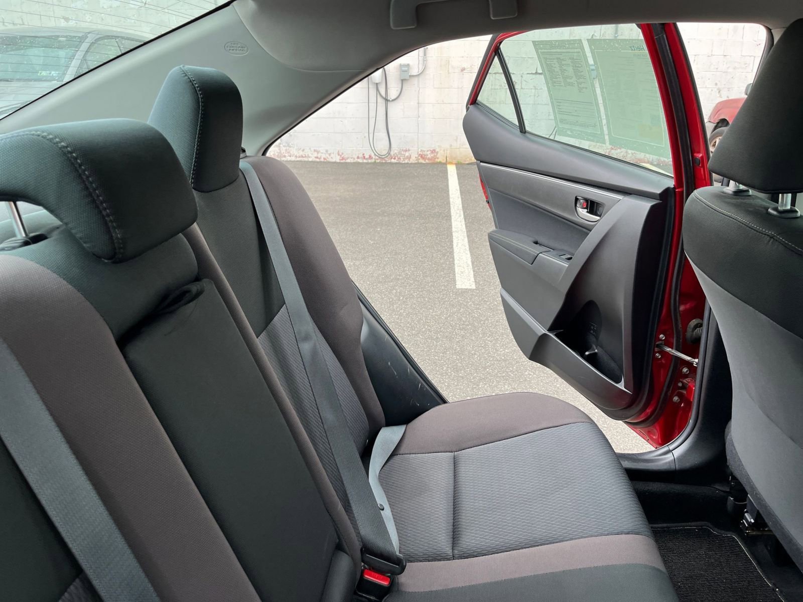 Used 2018 Toyota Corolla LE FWD image 35