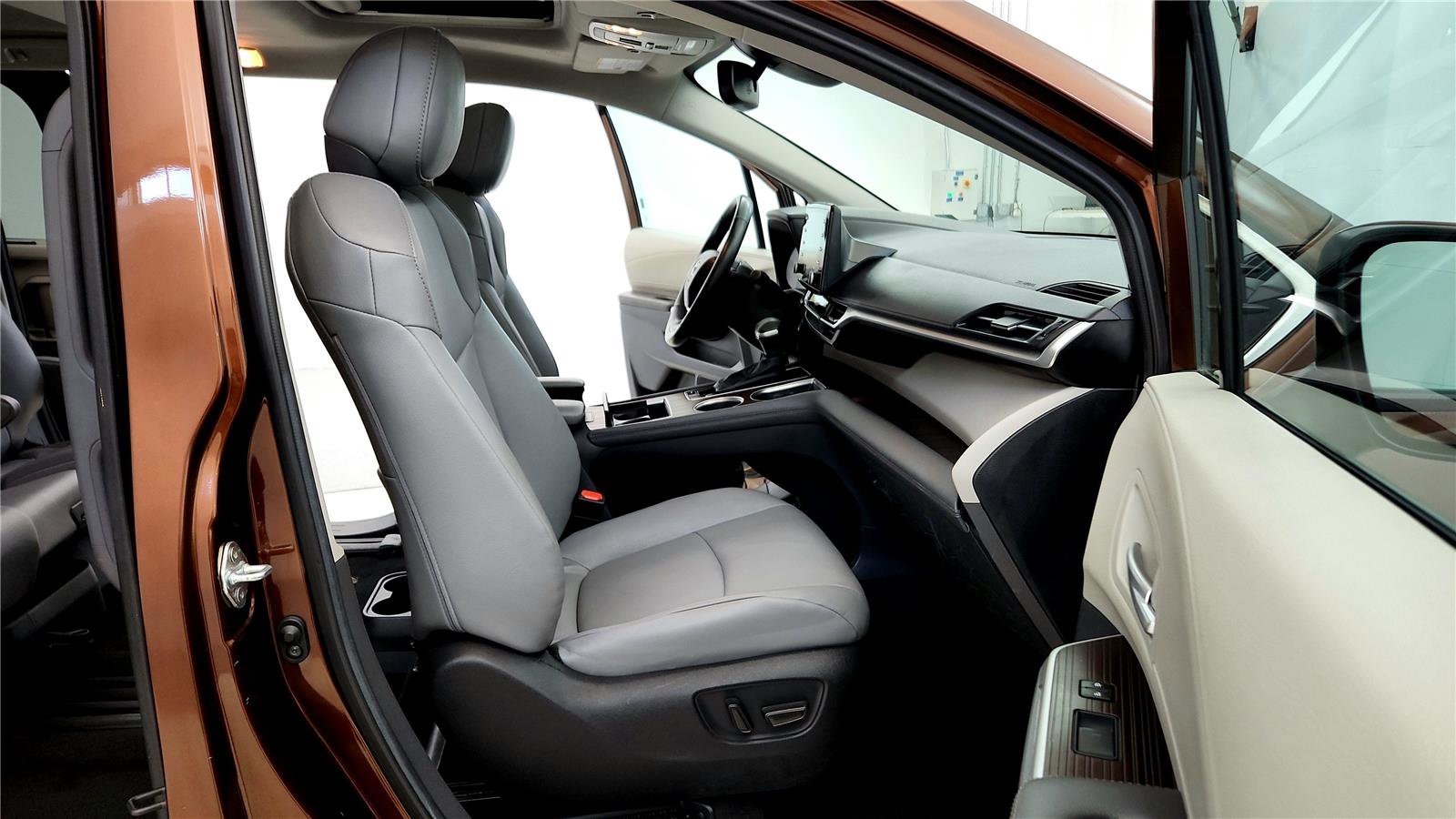 Certified 2024 Toyota Sienna XLE image 17