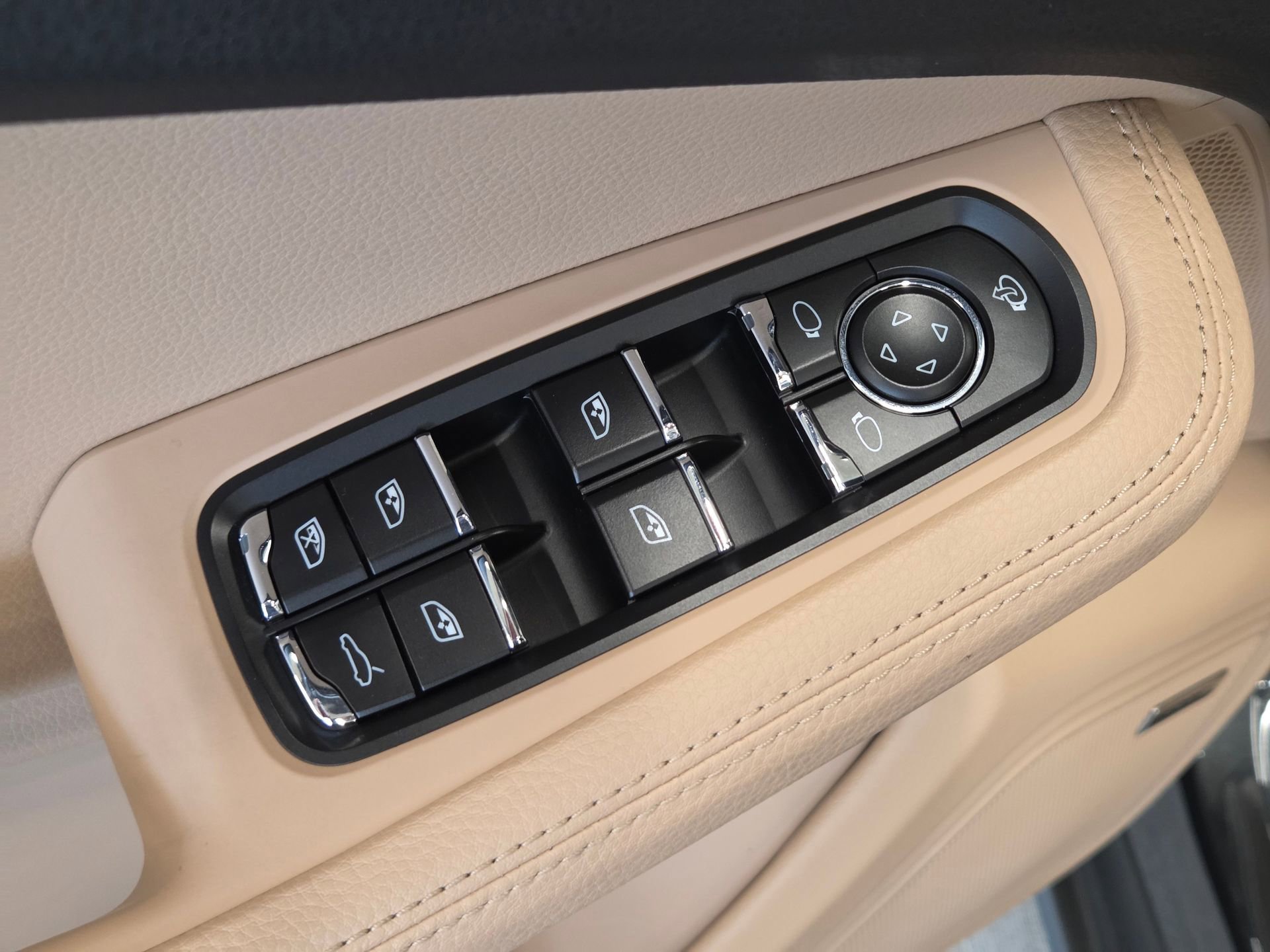 Certified 2026 Porsche Macan AWD/4WD image 15