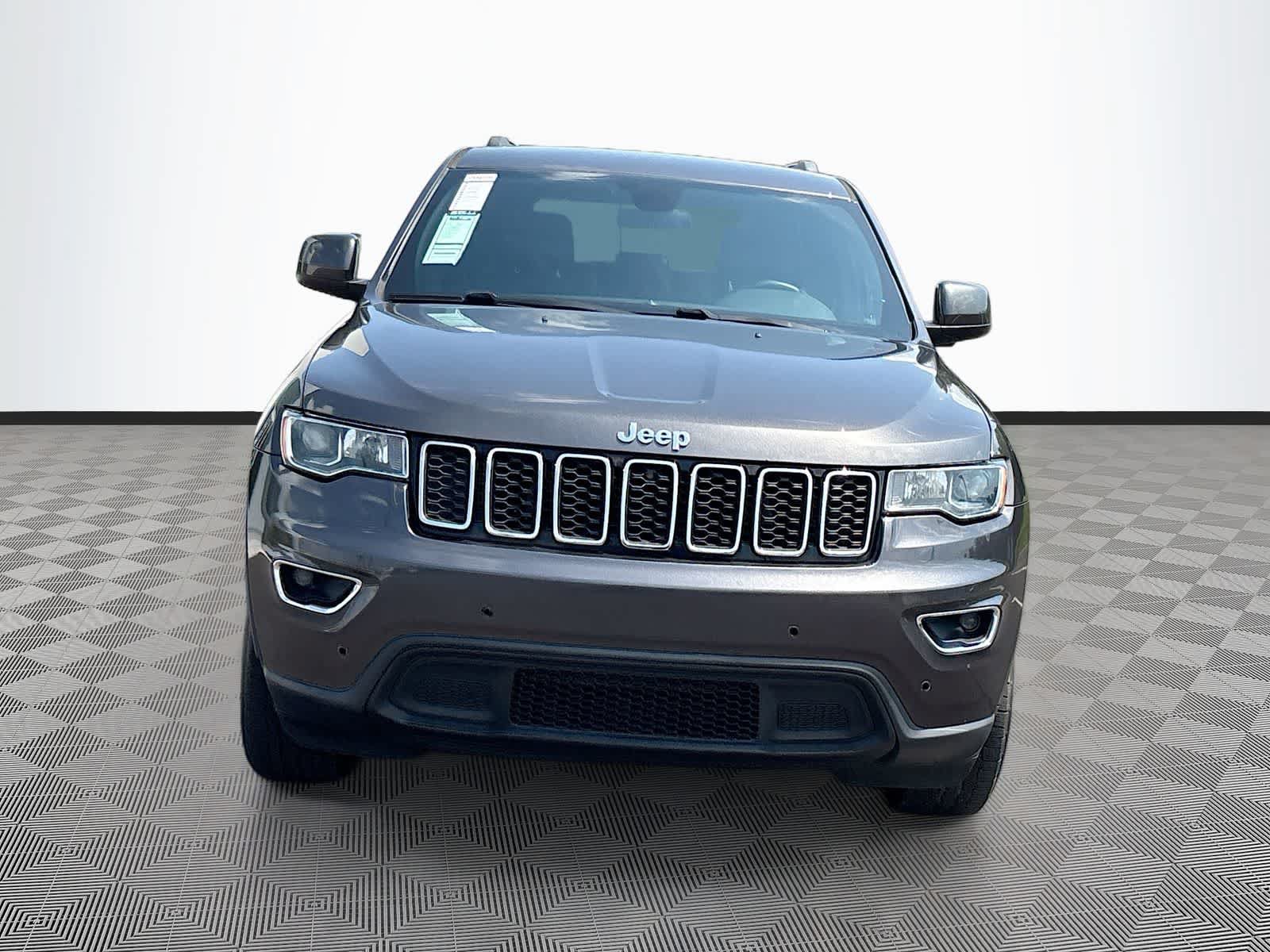 Used 2018 Jeep Grand Cherokee Laredo AWD/4WD image 2