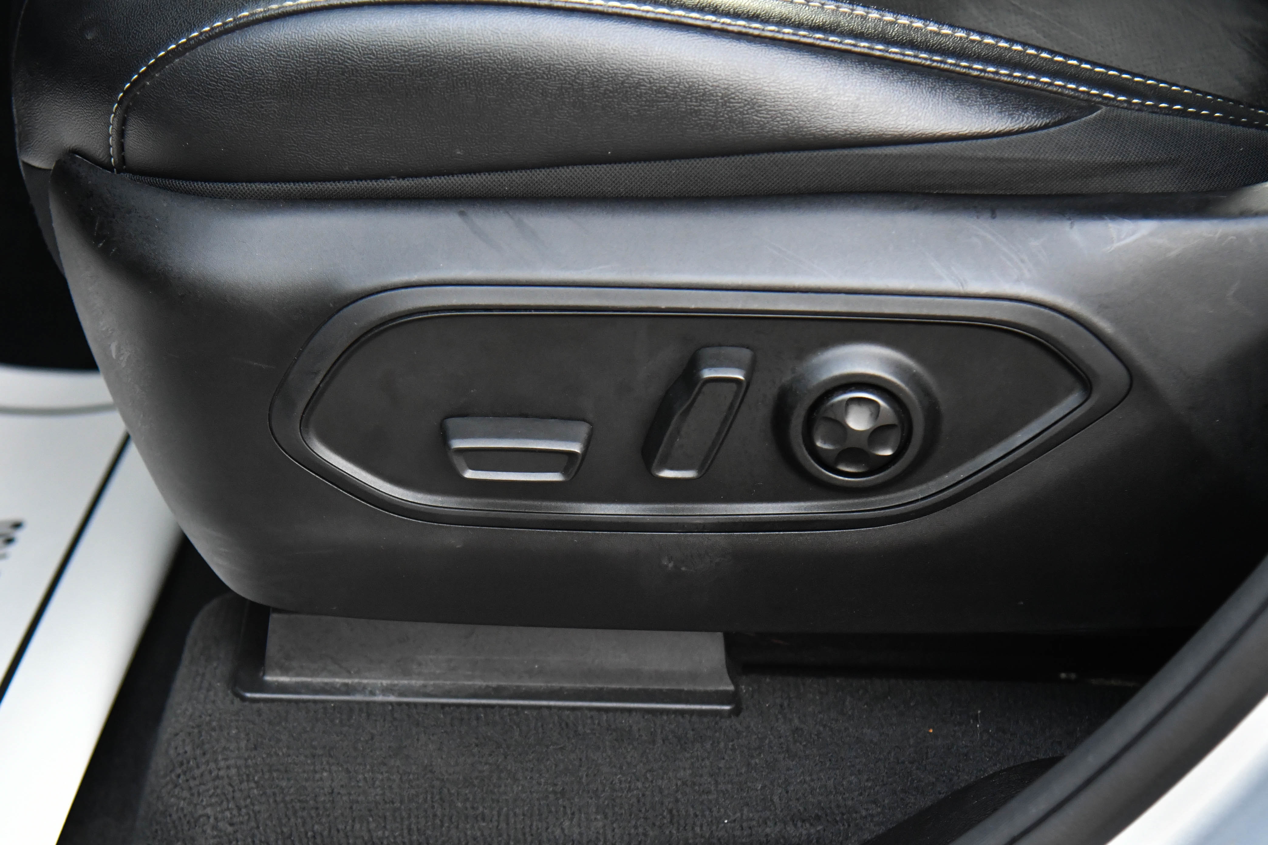 Used 2024 Jeep Grand Cherokee L Laredo image 17