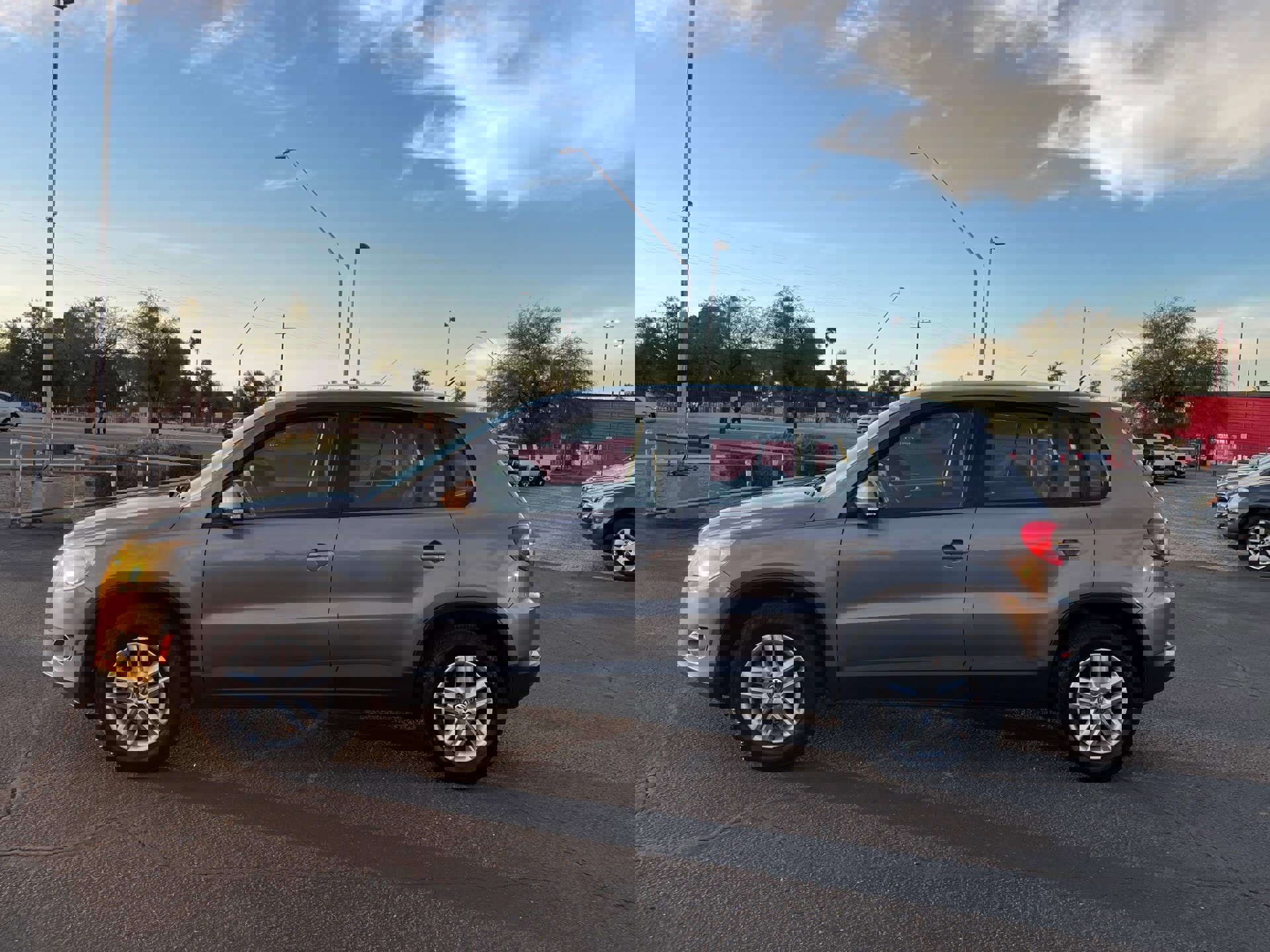 Used 2011 Volkswagen Tiguan SE image 2