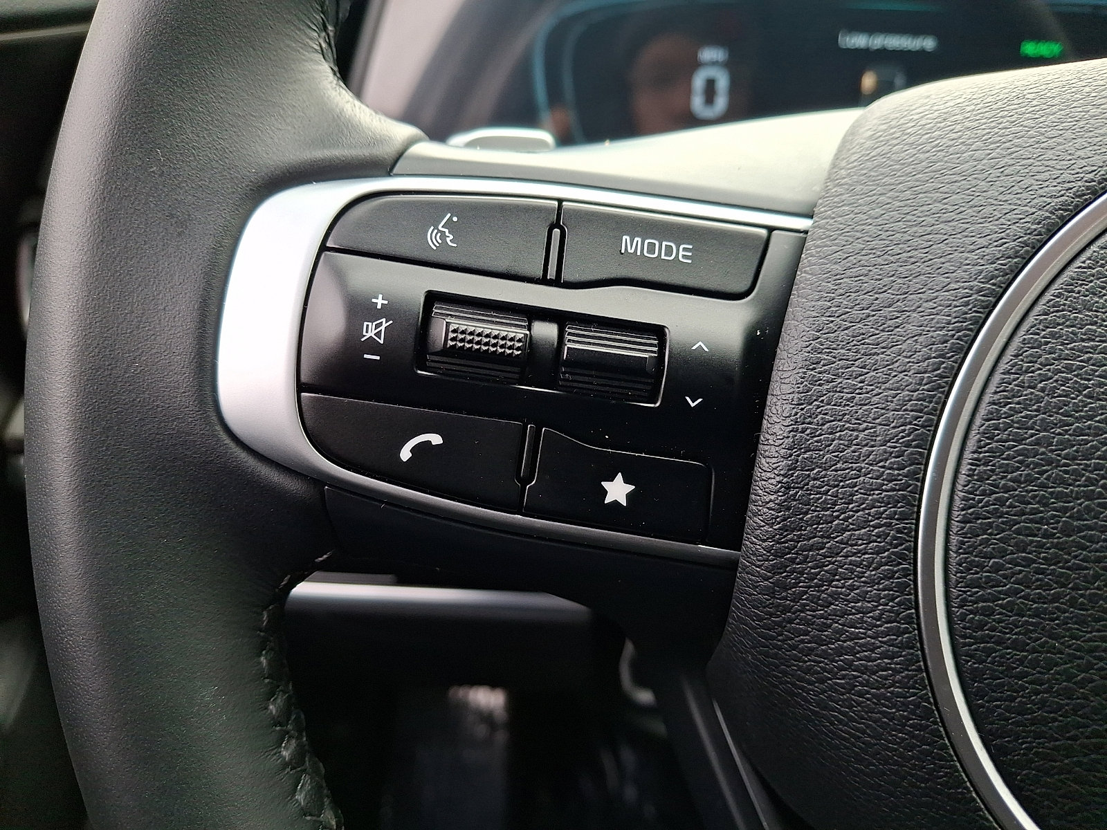 Used 2025 Kia Sportage EX image 21