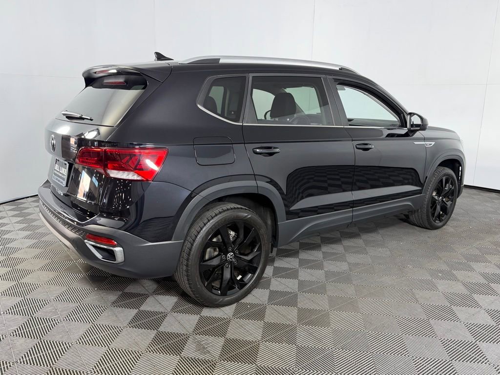 Used 2023 Volkswagen Taos SE w/ Black Wheel Package image 7