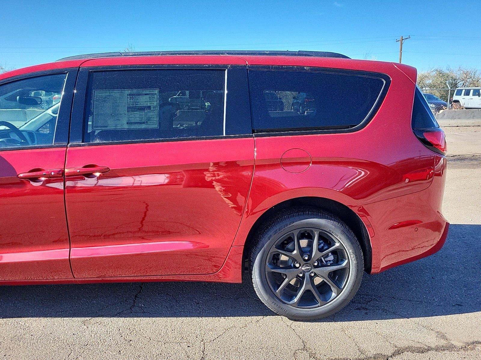 New 2025 Chrysler Pacifica Limited w/ Uconnect Theater Family Group image 28