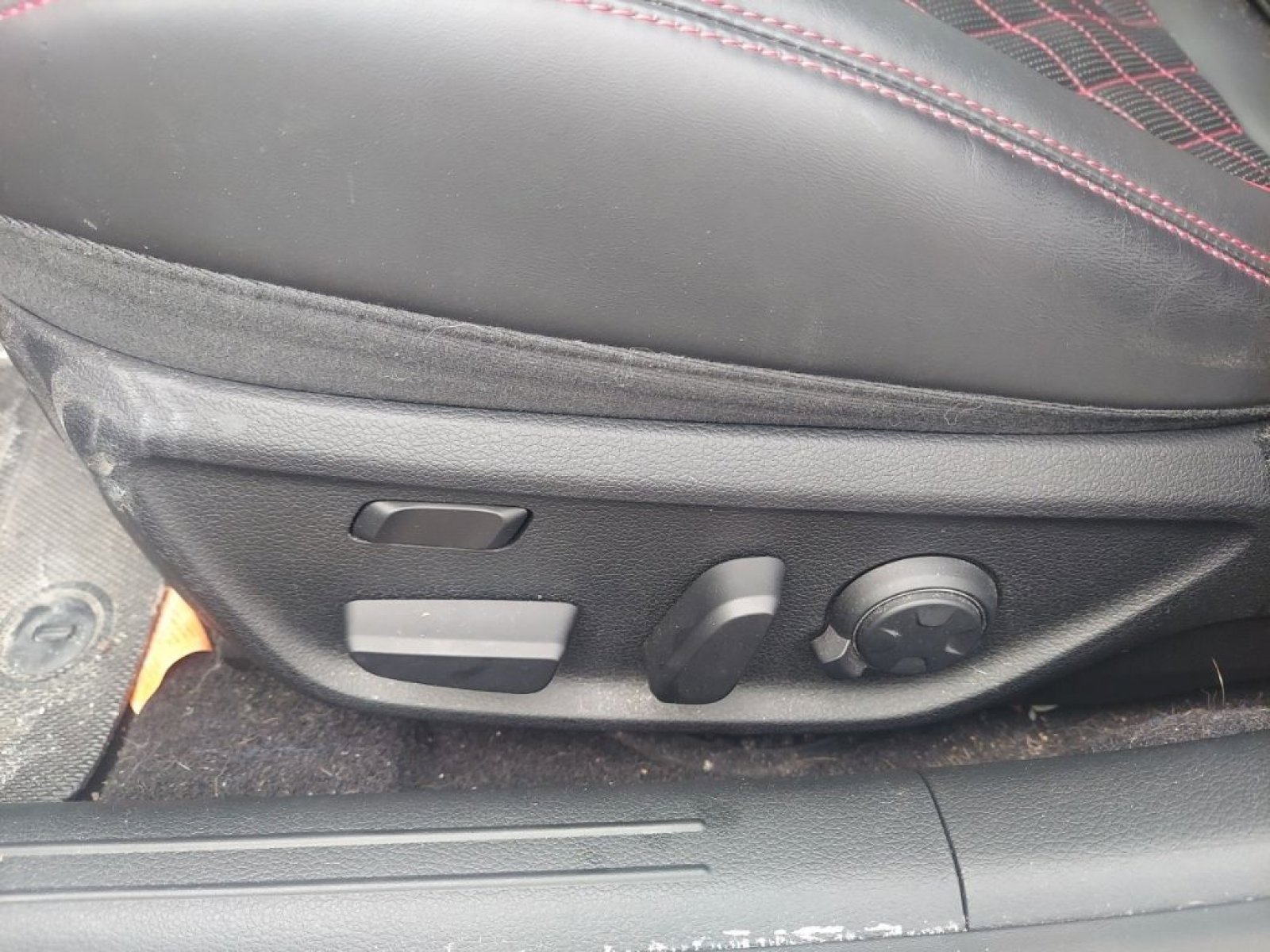 Used 2023 Genesis G70 3.3T w/ Sport Prestige Package image 16