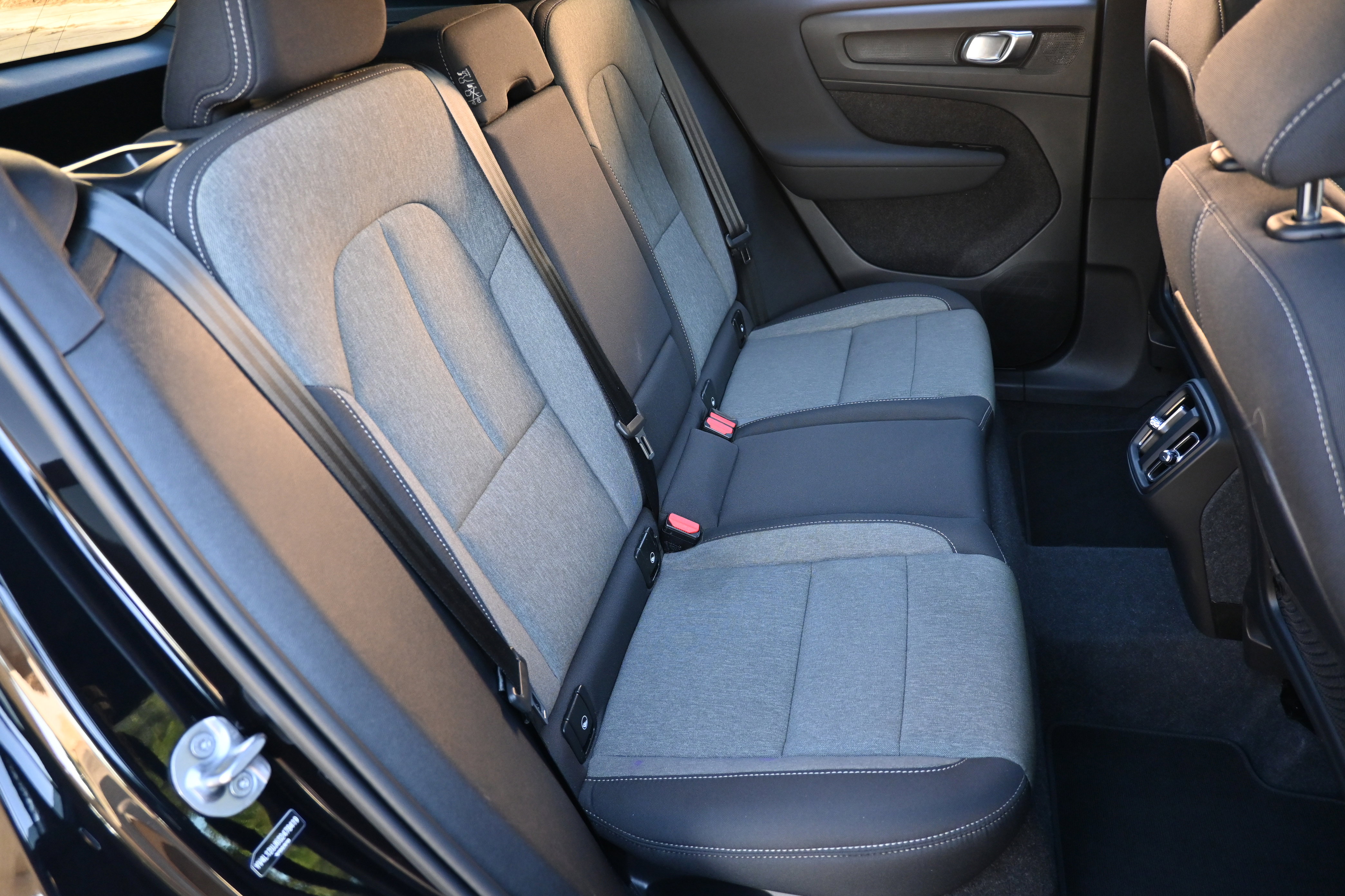 Used 2025 Volvo XC40 B5 Core image 21