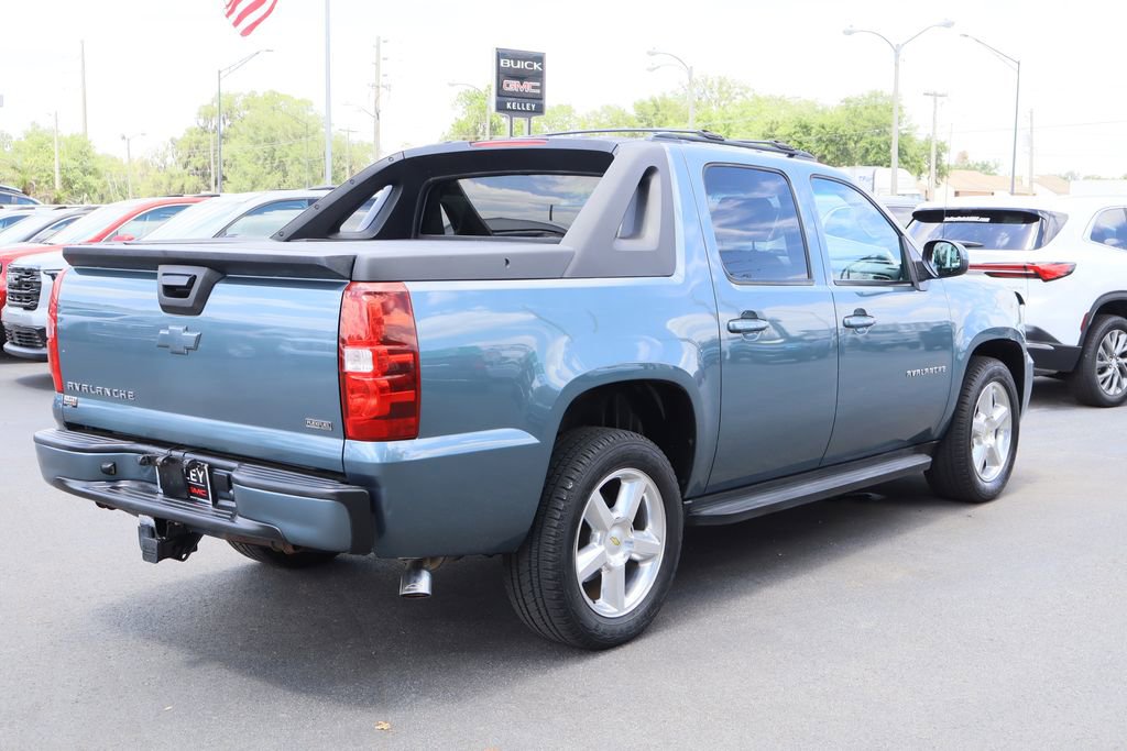 Used 2011 Chevrolet Avalanche LS image 7