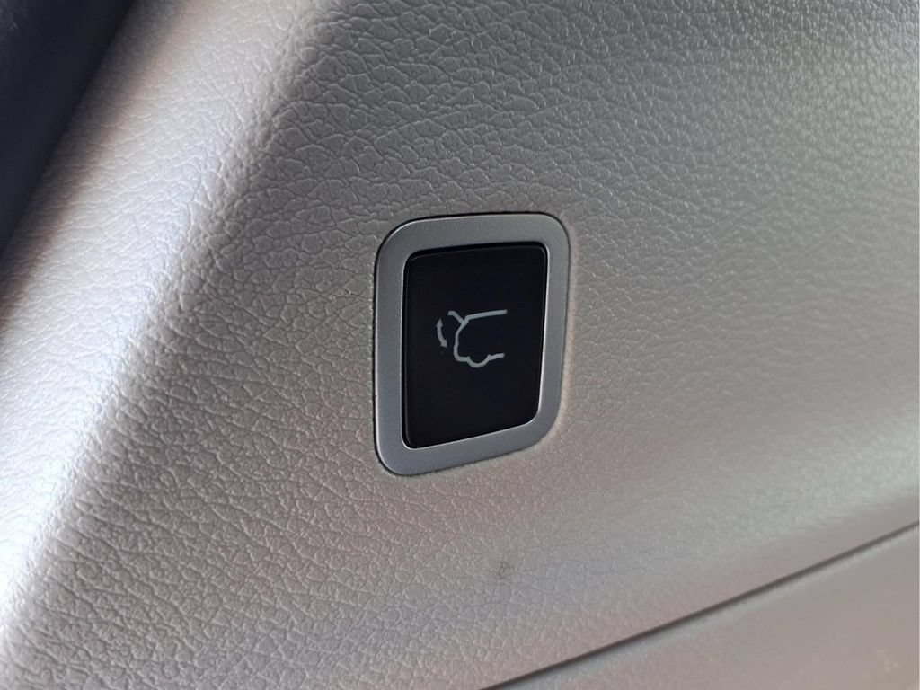 Used 2024 Chrysler Pacifica Touring-L FWD image 22