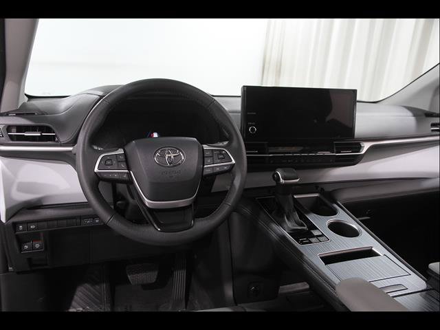 Used 2026 Toyota Sienna XLE FWD image 6