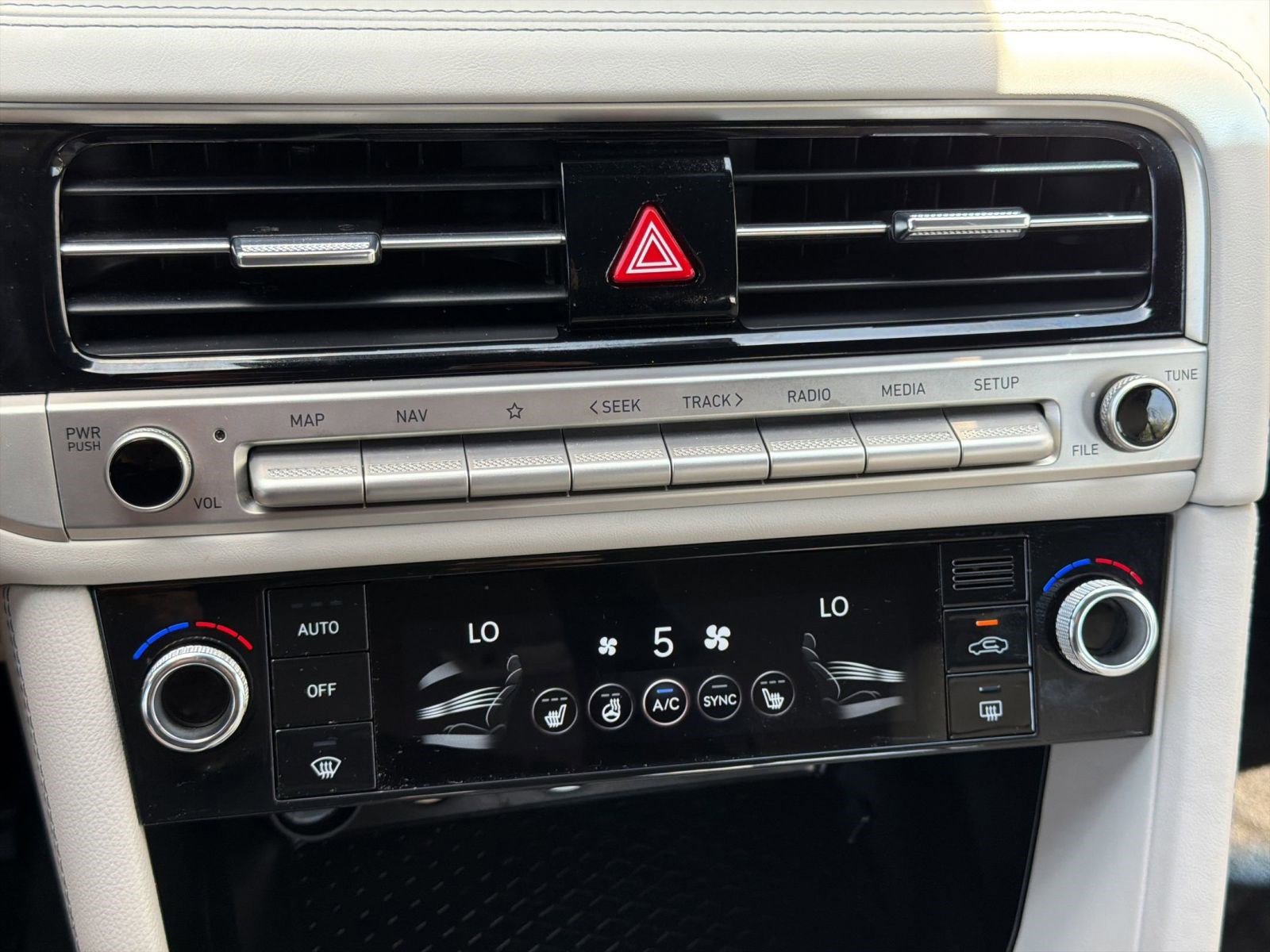 Used 2025 Genesis G70 2.5T image 23