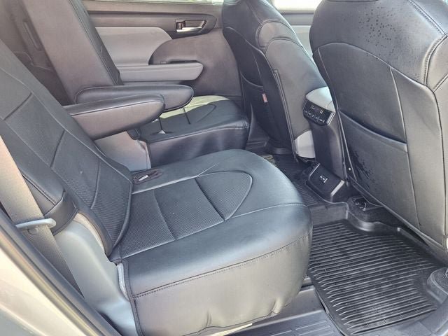 Used 2024 Toyota Highlander XLE FWD image 16