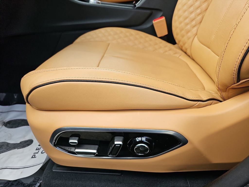 Used 2023 Jeep Grand Cherokee Summit w/ Luxury Tech Group V image 33