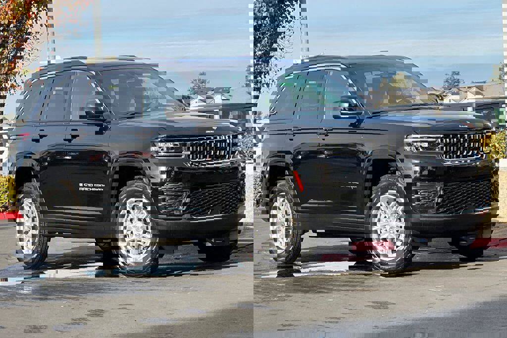 New 2025 Jeep Grand Cherokee Laredo X image 2