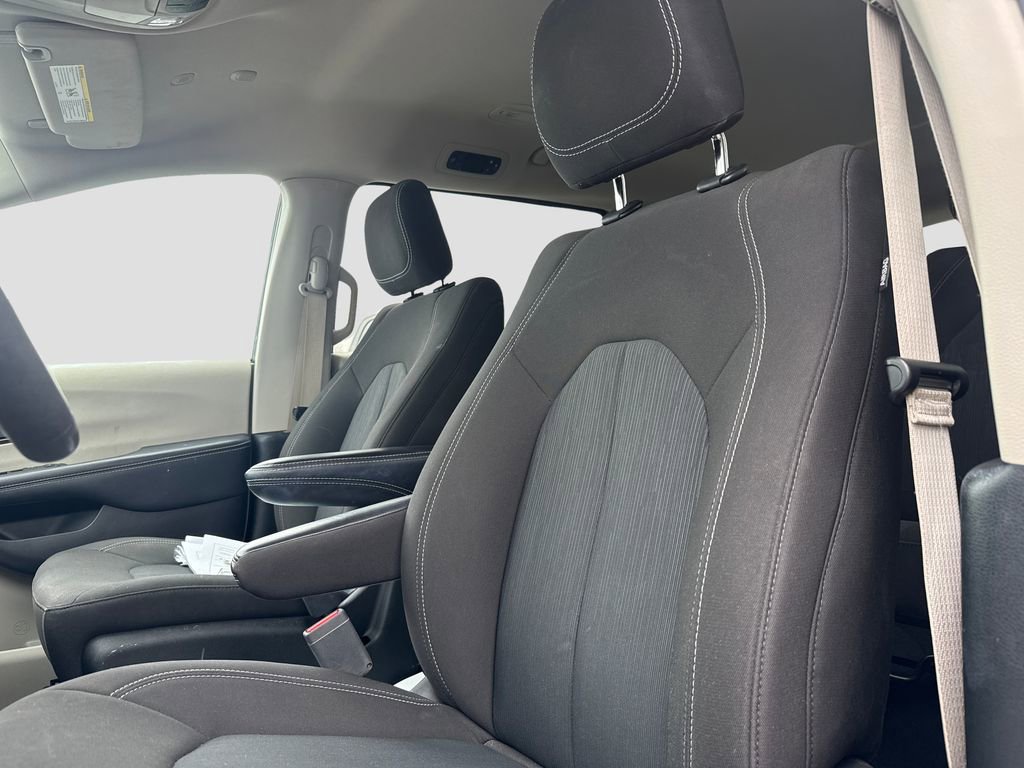Used 2023 Chrysler Voyager LX FWD image 5