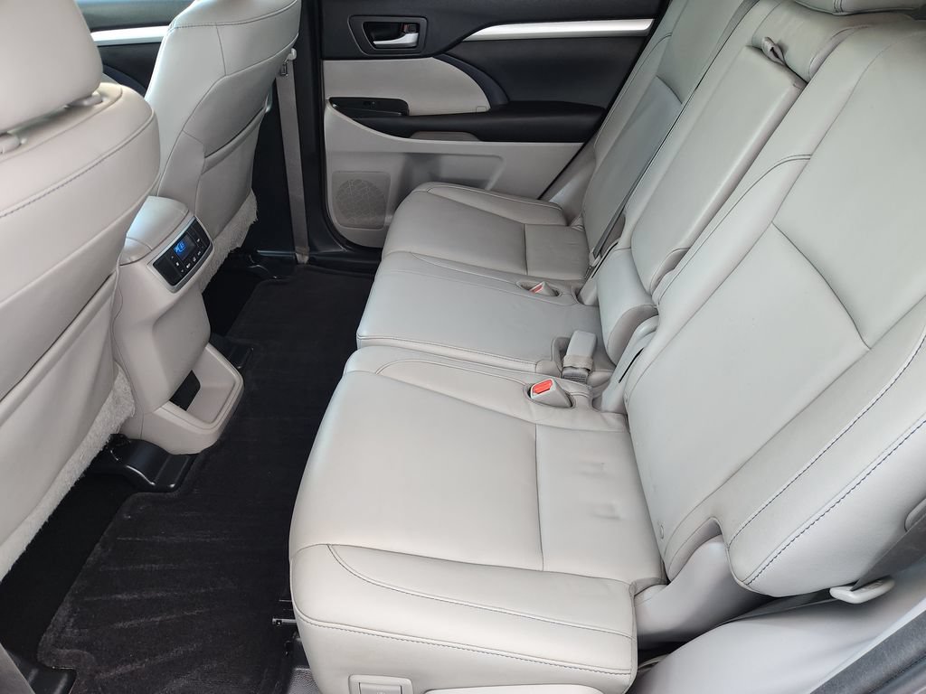 Used 2016 Toyota Highlander XLE FWD image 30