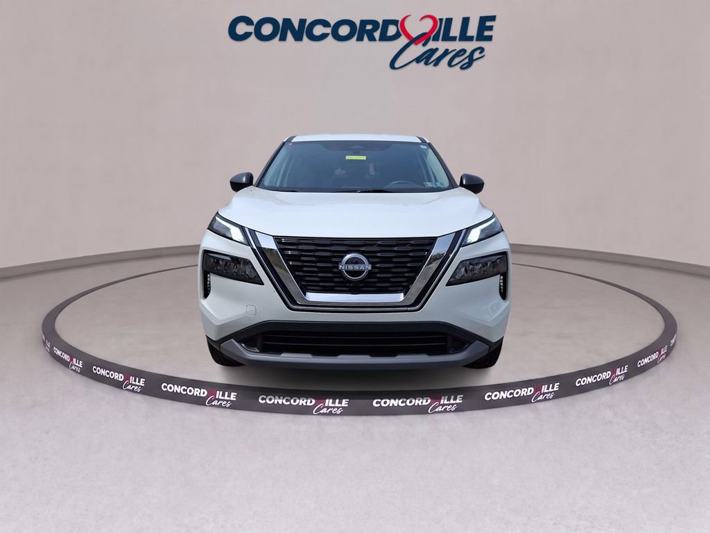 Used 2023 Nissan Rogue S AWD/4WD image 2