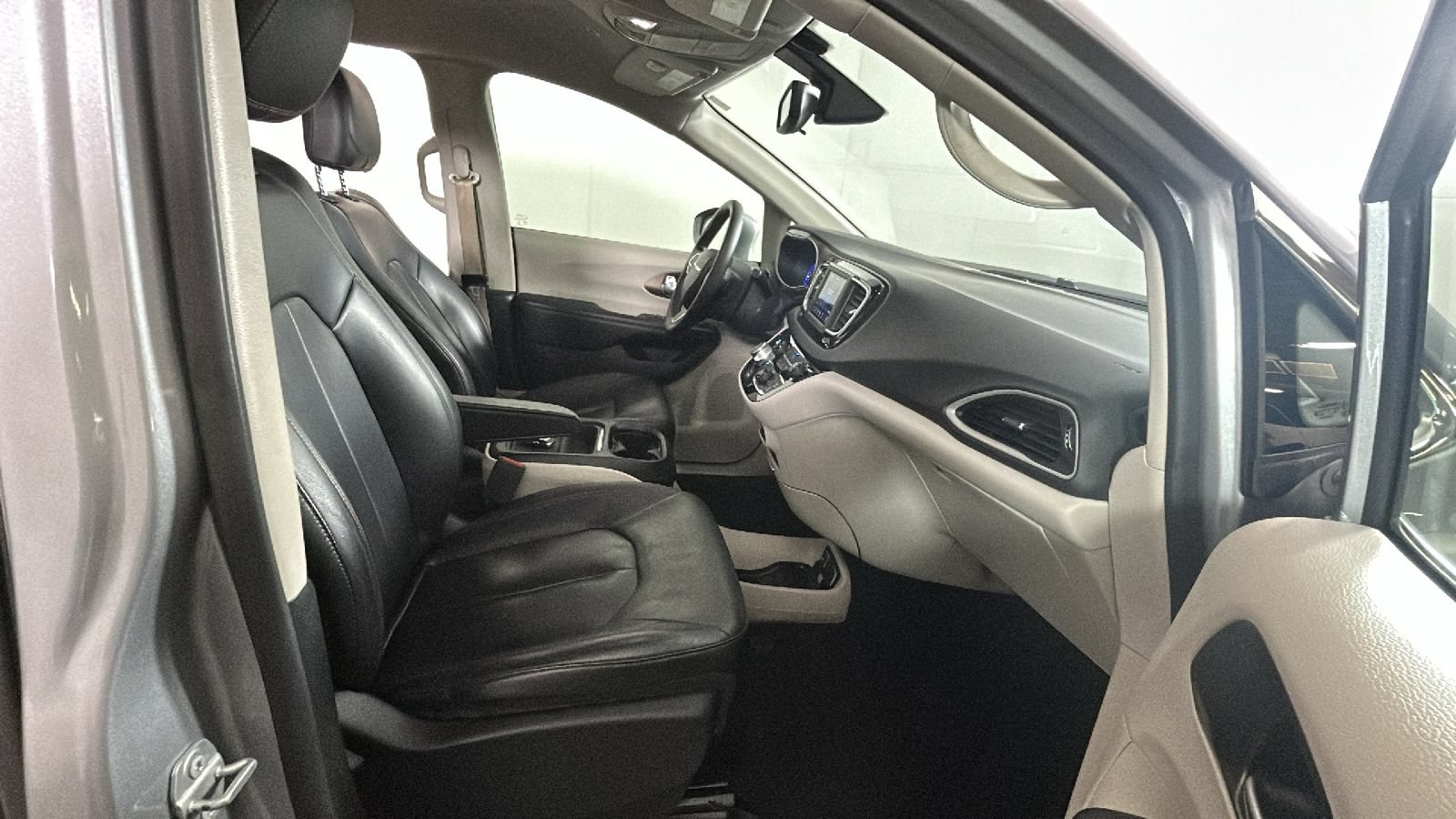 Used 2018 Chrysler Pacifica Touring-L FWD image 34