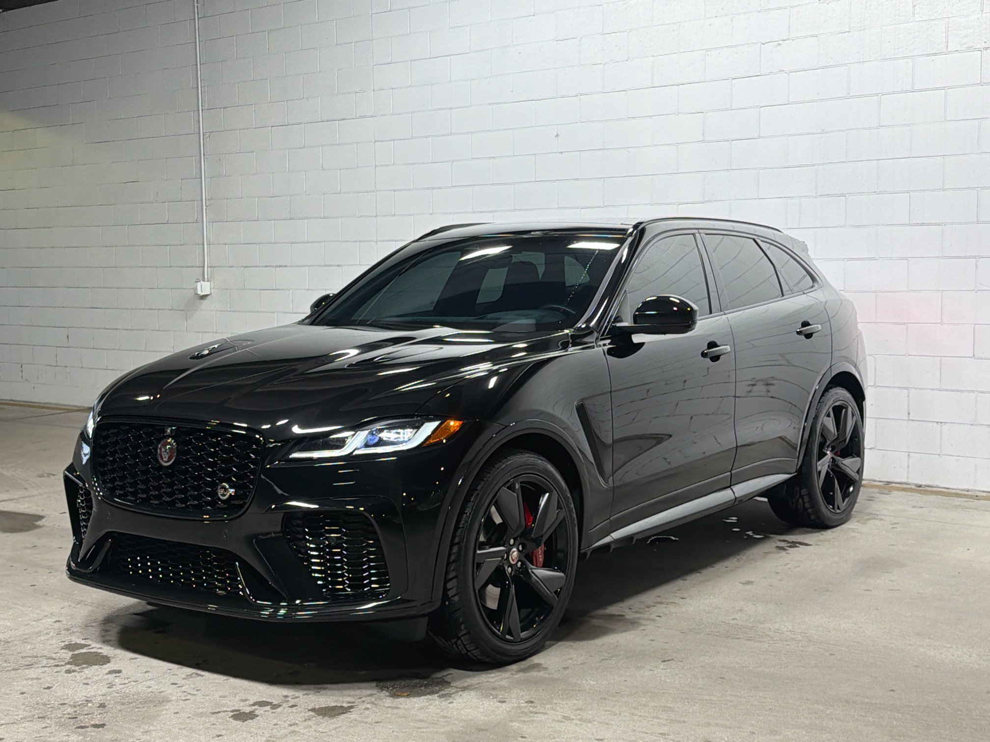 Used 2022 Jaguar F-PACE SVR AWD/4WD image 1