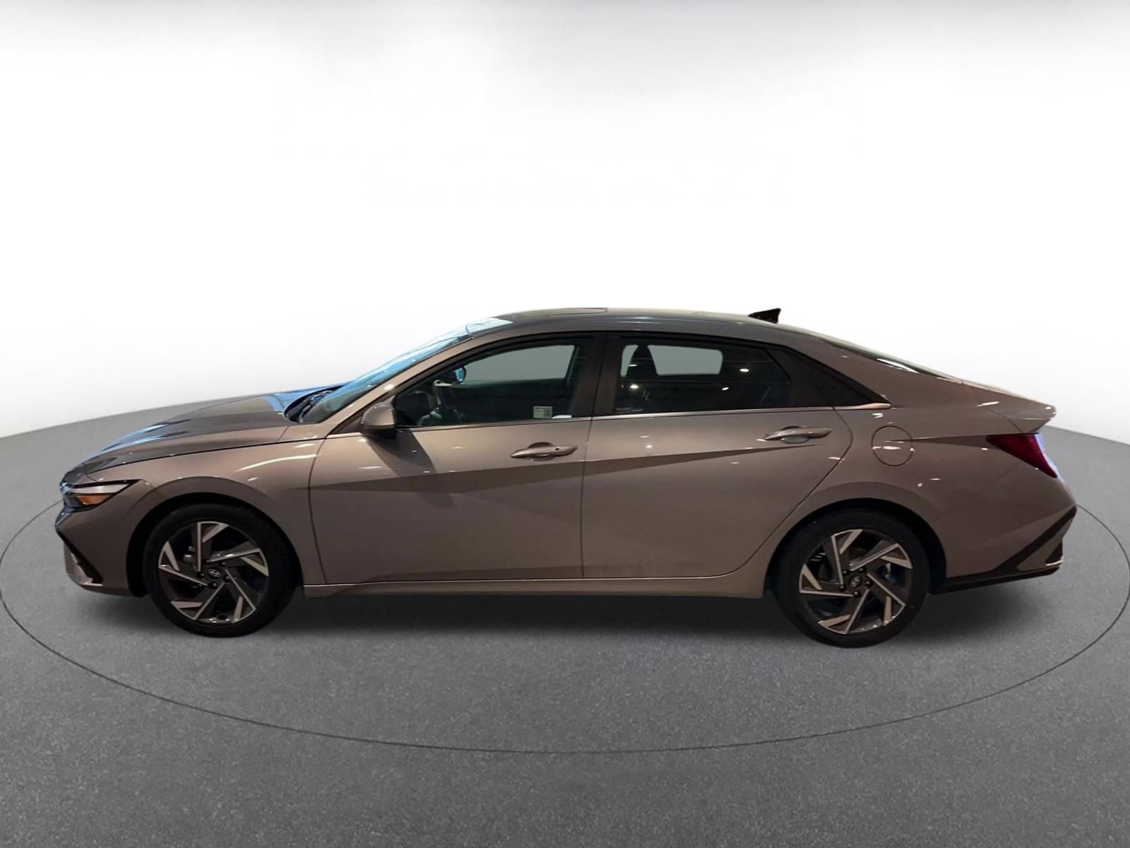 Used 2025 Hyundai Elantra SEL image 9