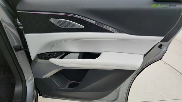 Used 2024 Cadillac Lyriq Luxury AWD/4WD image 29
