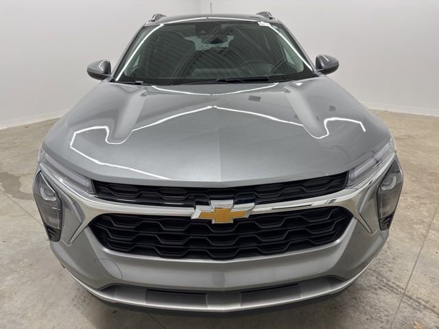 Used 2024 Chevrolet Trax LT w/ Driver Confidence Package FWD image 2