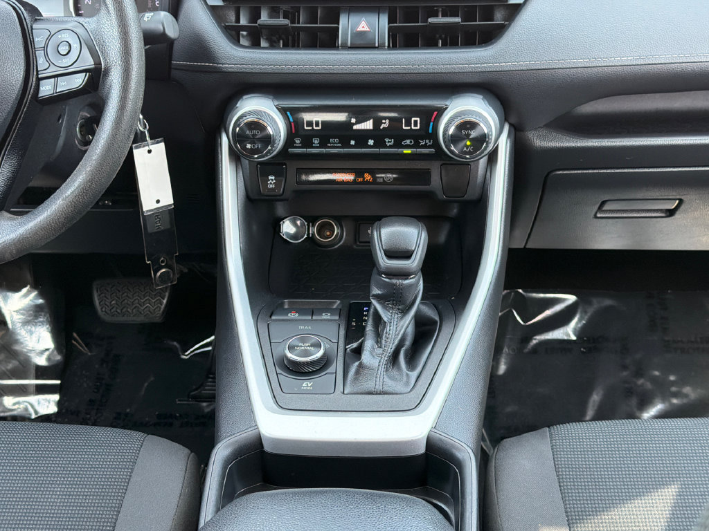 Used 2021 Toyota RAV4 LE AWD/4WD image 15