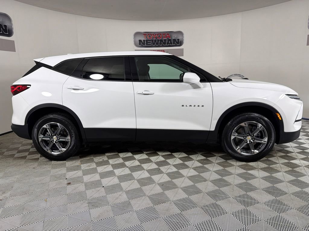 Used 2023 Chevrolet Blazer LT image 2
