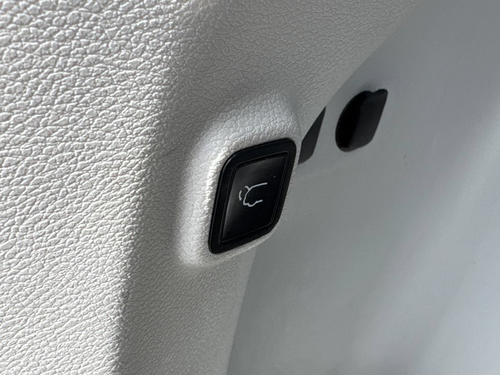 Used 2019 Jeep Cherokee Limited FWD image 12