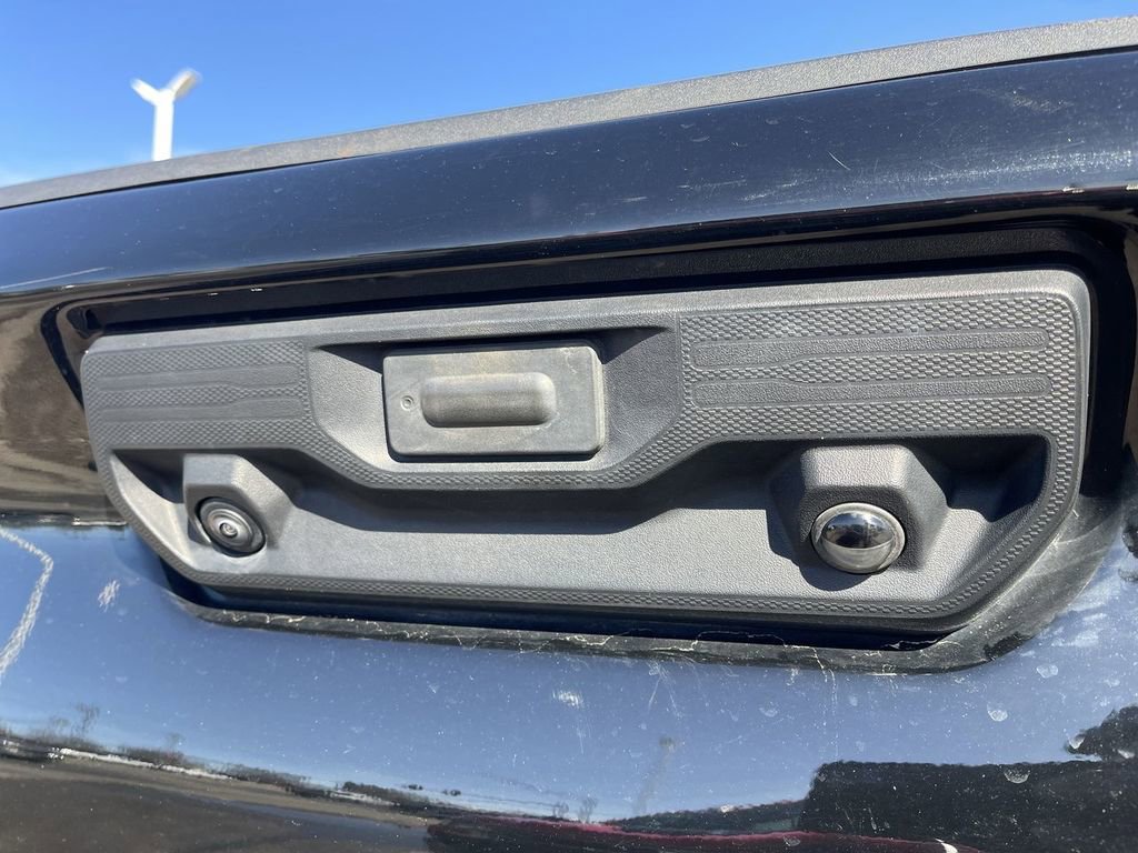 Used 2025 Chevrolet Silverado 2500 Custom w/ Custom Value Package image 15