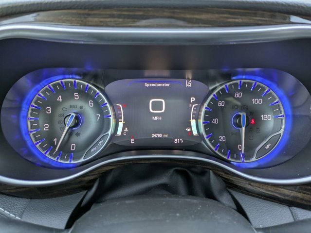 Used 2023 Chrysler Pacifica Limited FWD image 30