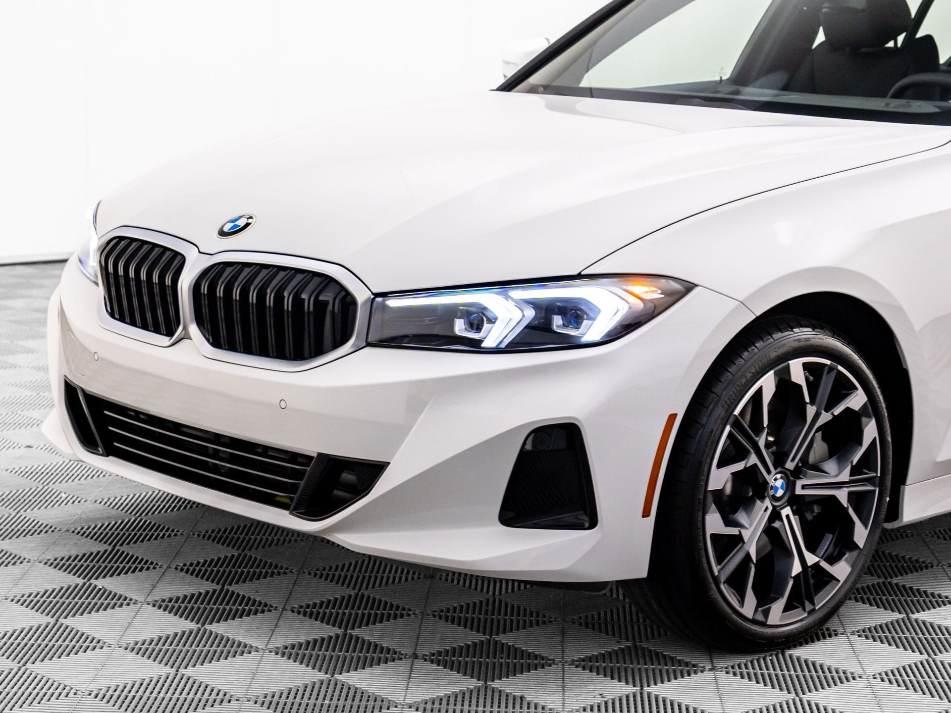 New 2026 BMW 330i xDrive Sedan w/ Convenience Package AWD/4WD image 32