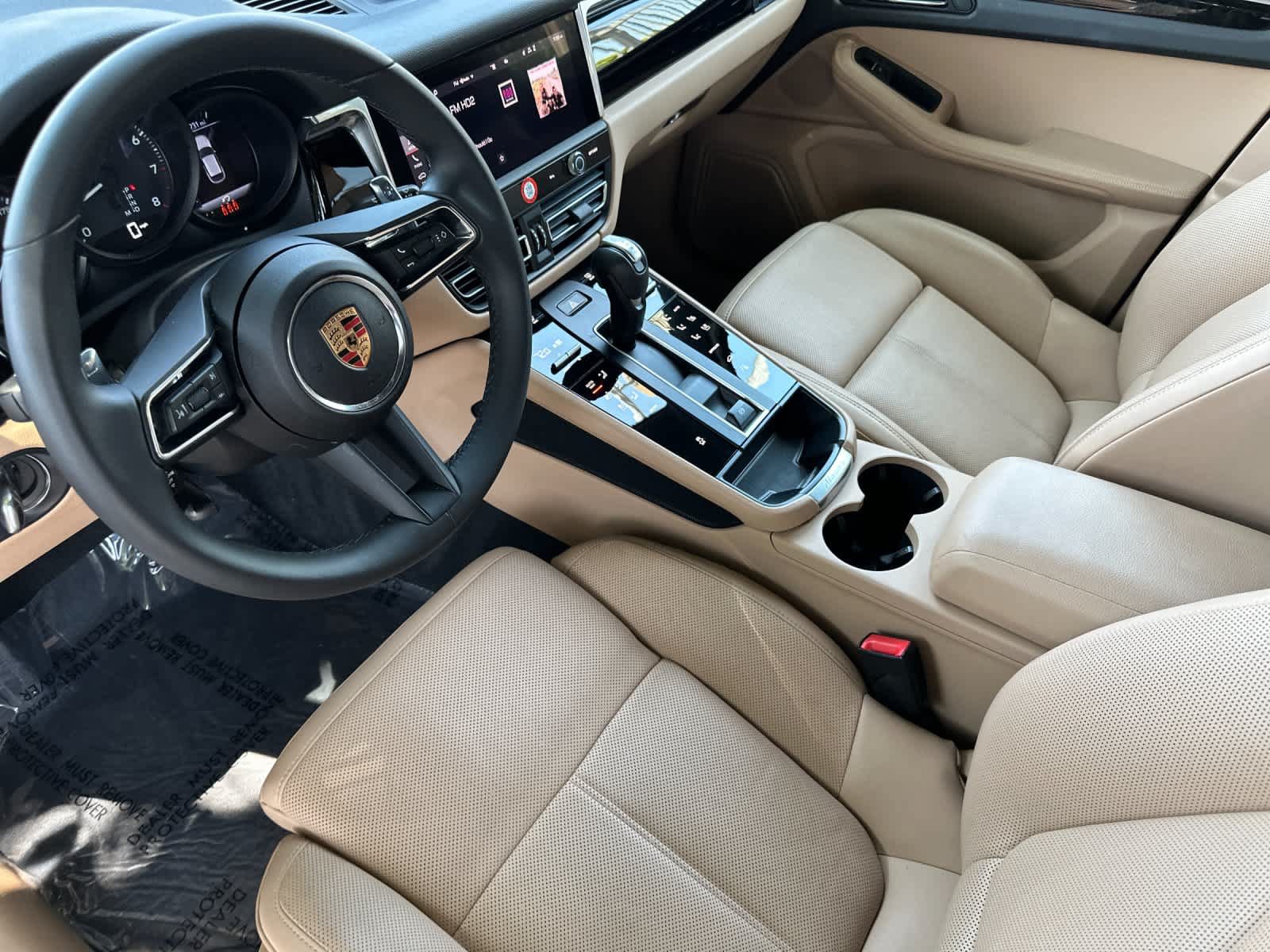 Certified 2025 Porsche Macan AWD/4WD image 4