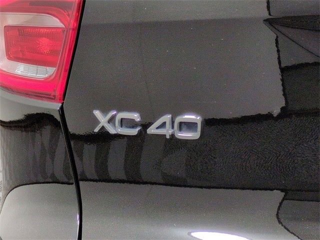 Used 2023 Volvo XC40 B5 Plus image 8