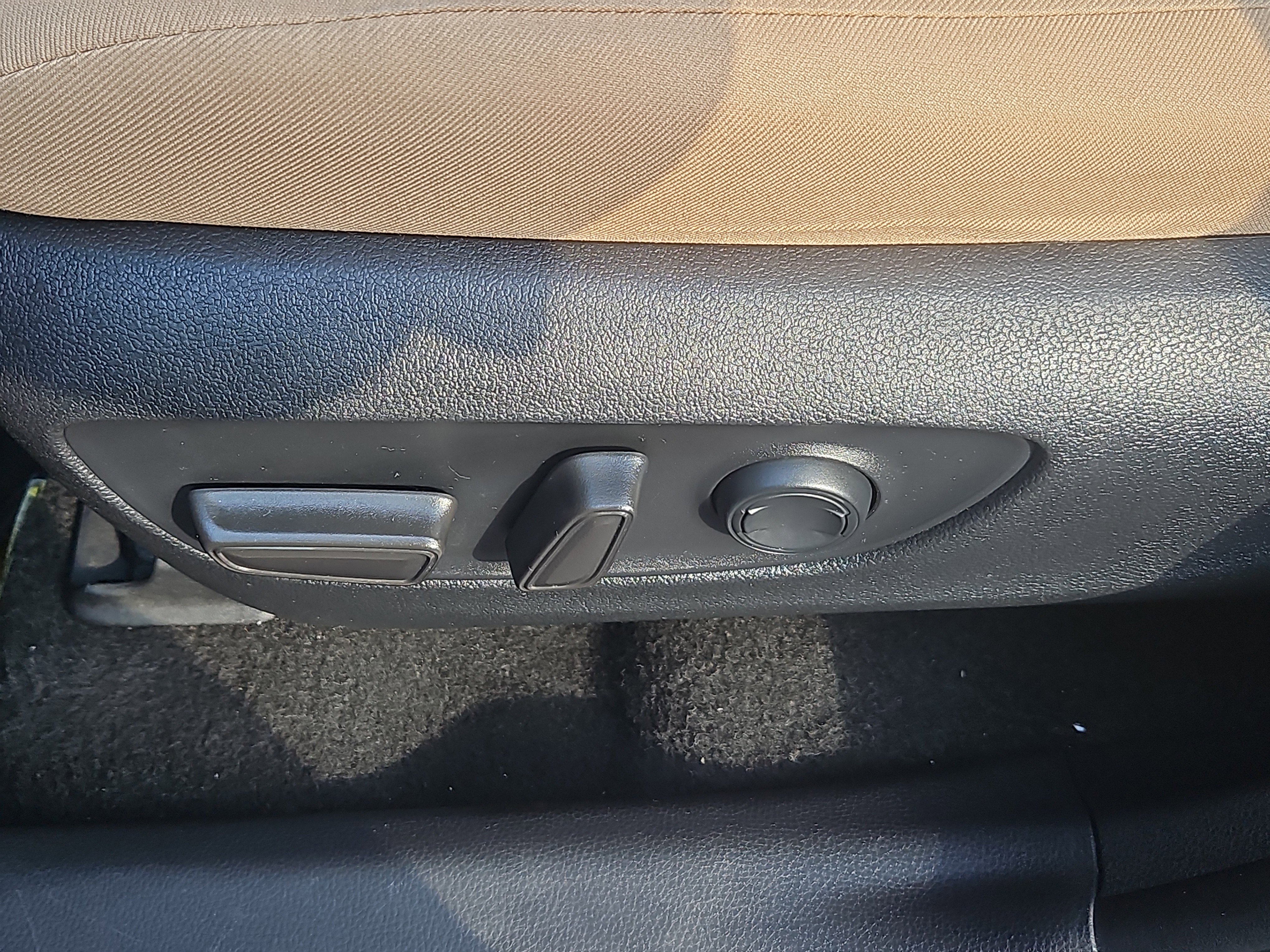 Used 2022 Toyota RAV4 XLE w/ Convenience Package image 13