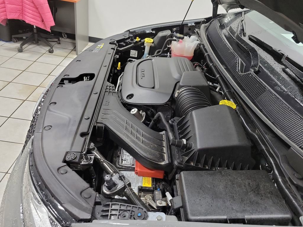 Used 2025 Chrysler Pacifica Limited image 40