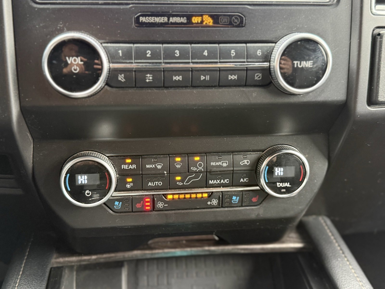 Used 2020 Ford Expedition Limited image 24