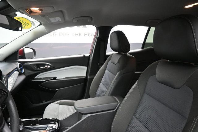 Used 2025 Chevrolet Trax LT FWD image 17