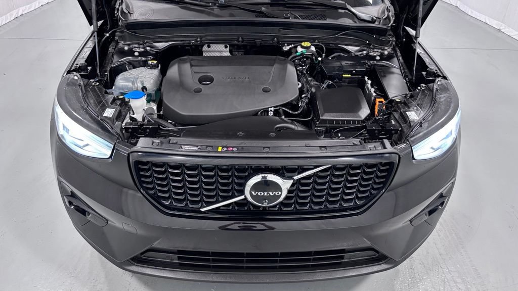 Certified 2025 Volvo XC40 B5 Plus AWD/4WD image 28
